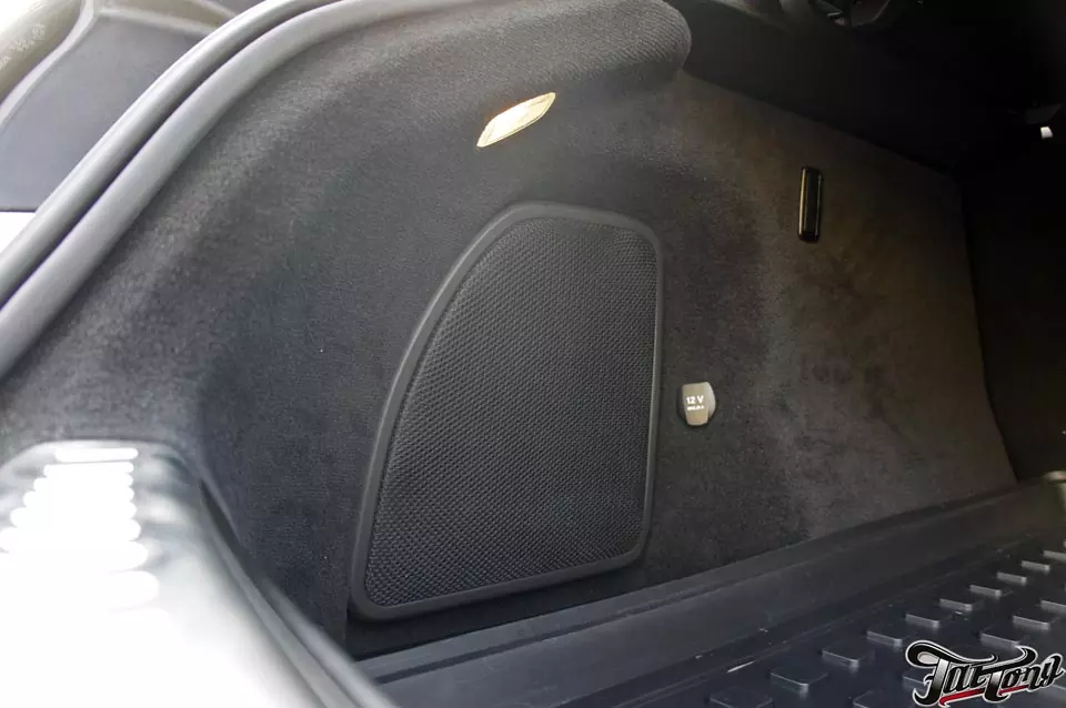 Mercedes GLE coupe. Полная замена акустической системы с изготовлением скрытого короба стелс под сабвуфер.